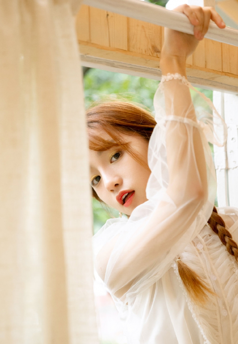 麻花辫美少女纯白长裙室内写真
