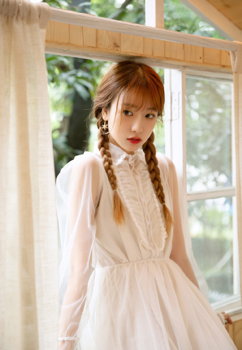 麻花辫美少女纯白长裙室内写真