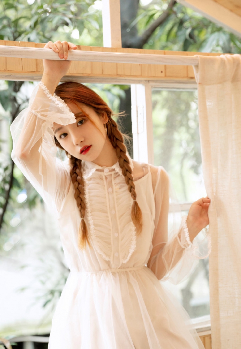麻花辫美少女纯白长裙室内写真