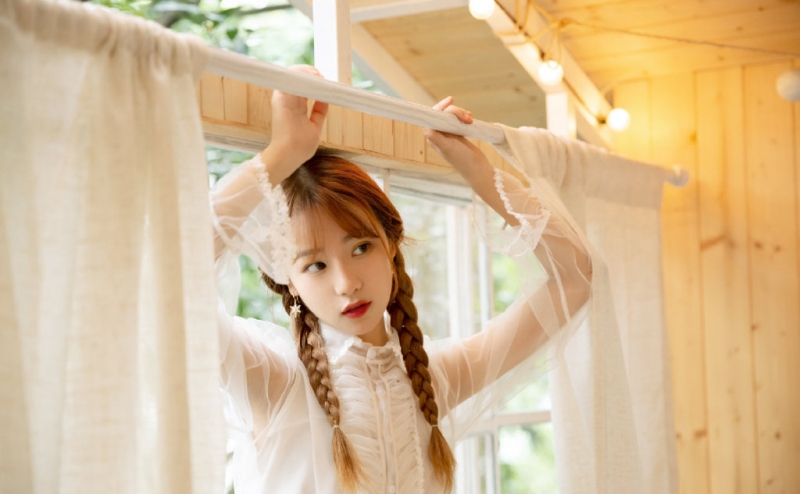 麻花辫美少女纯白长裙室内写真