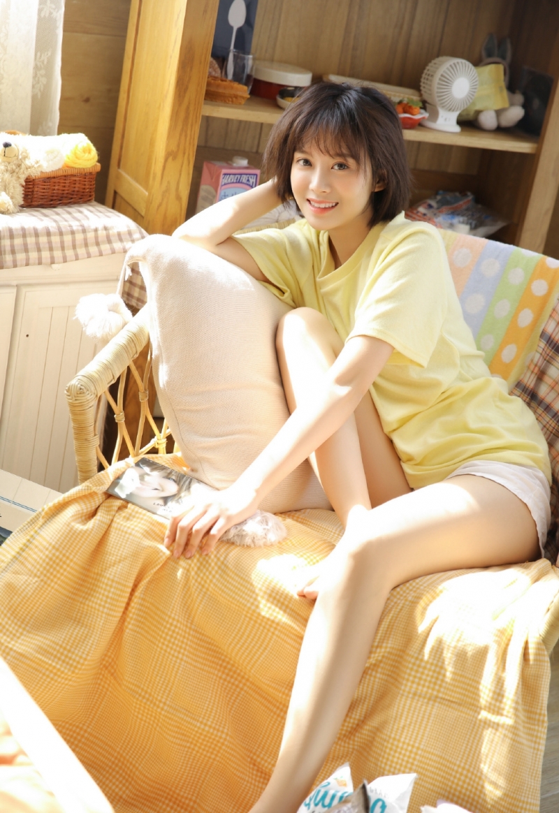 青春靓丽短发美腿少女清新脱俗诱人写真