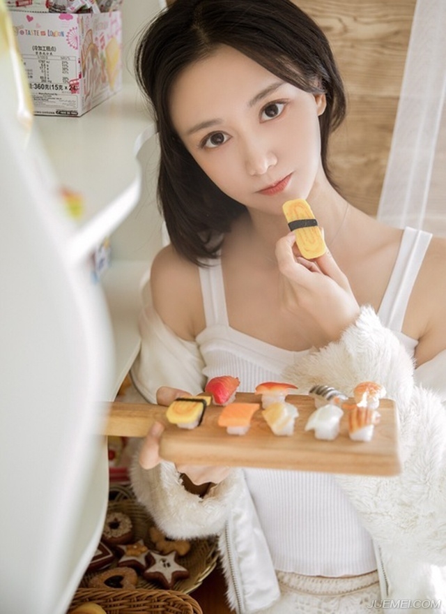 长腿美女吊带香肩清新可人写真