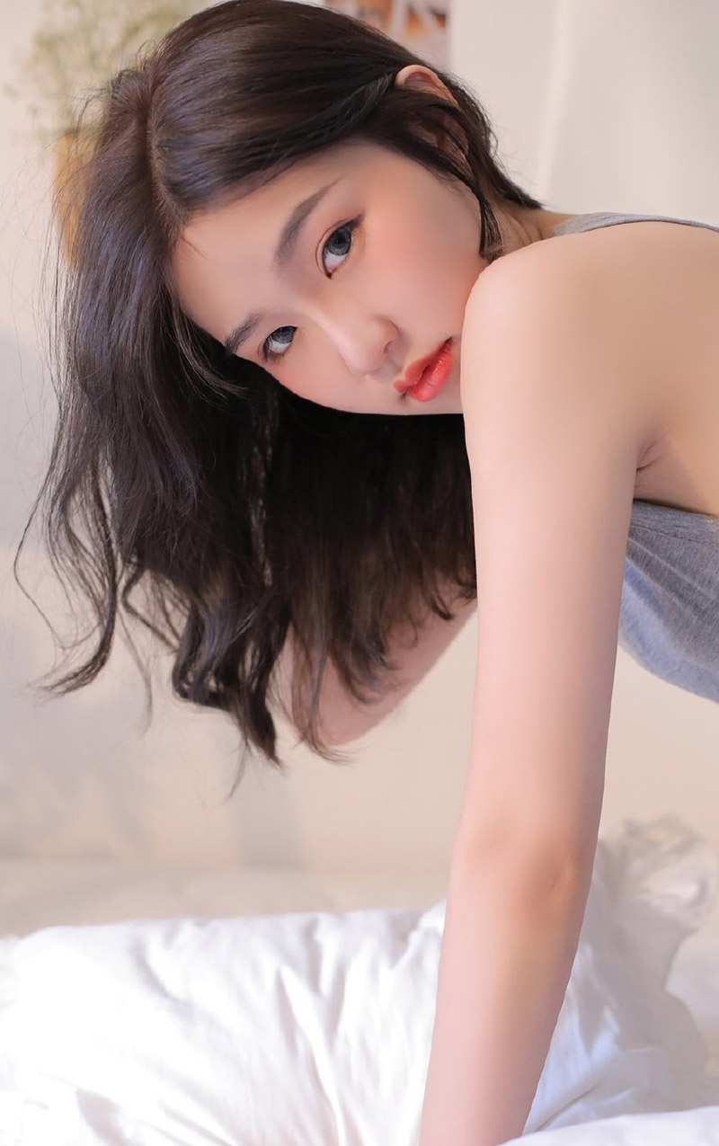 床上美眉背心短裤慵懒随性图片