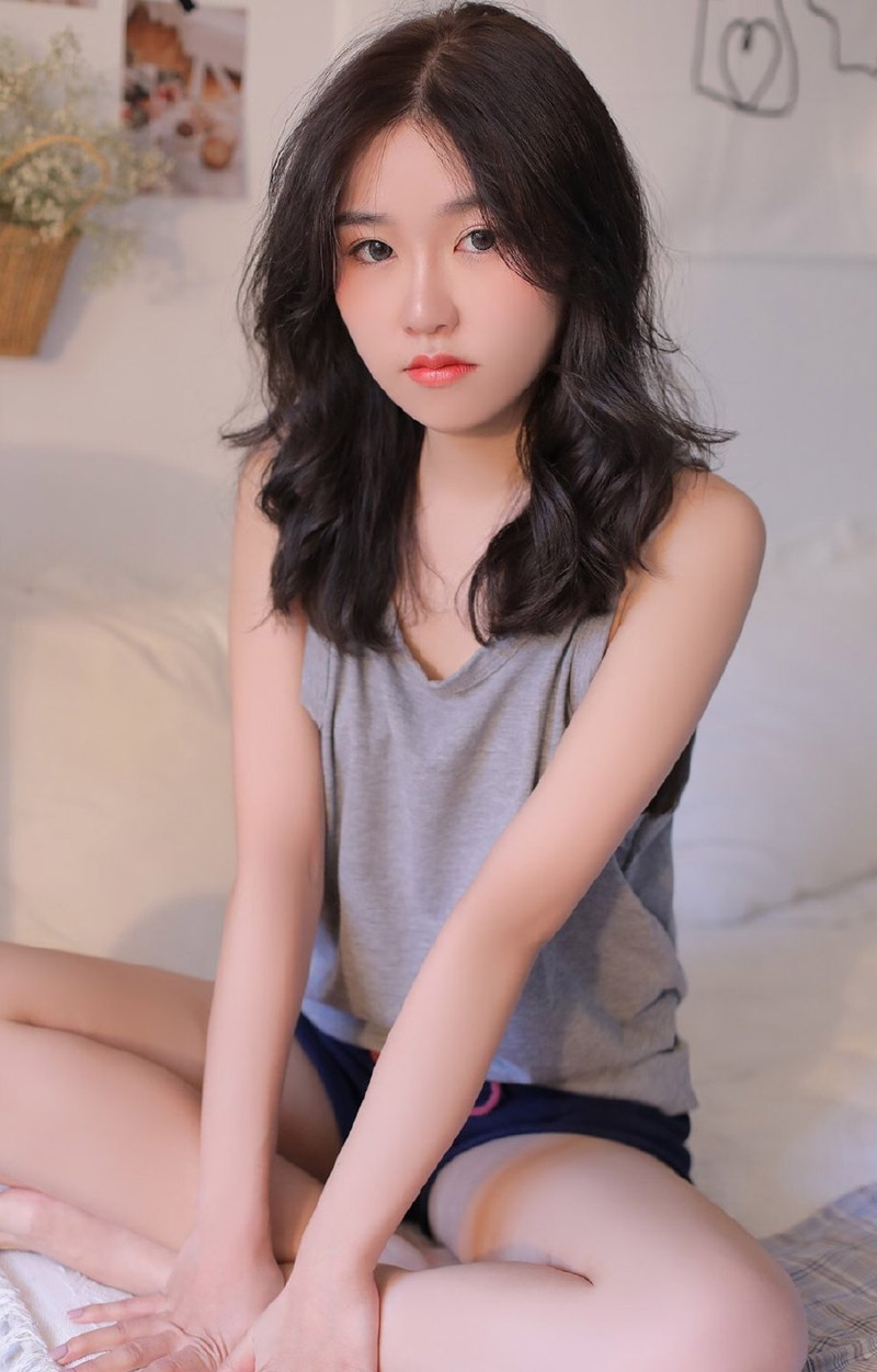 床上美眉背心短裤慵懒随性图片
