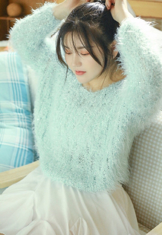 圆脸萌妹子吊带格子裙私房写真