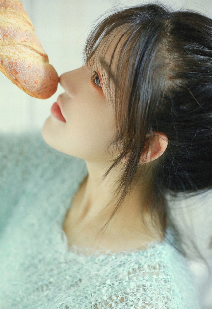 圆脸萌妹子吊带格子裙私房写真