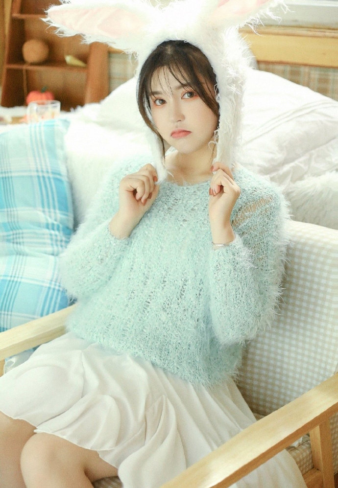 圆脸萌妹子吊带格子裙私房写真