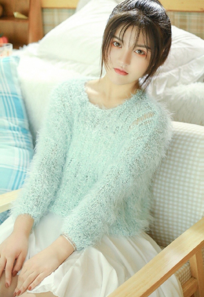 圆脸萌妹子吊带格子裙私房写真
