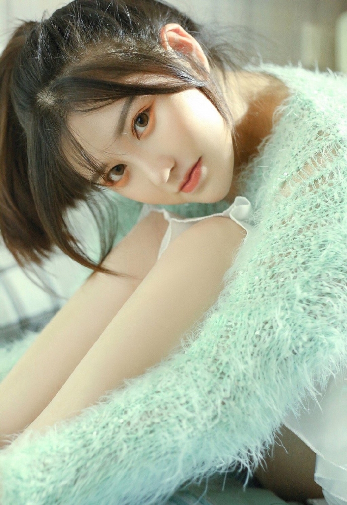 圆脸萌妹子吊带格子裙私房写真