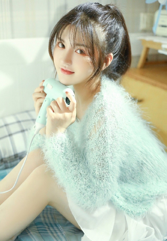 圆脸萌妹子吊带格子裙私房写真