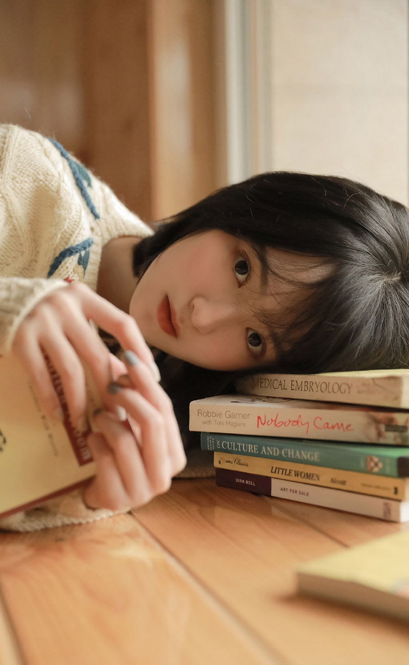 短发妹子漂亮脸蛋室内个人写真