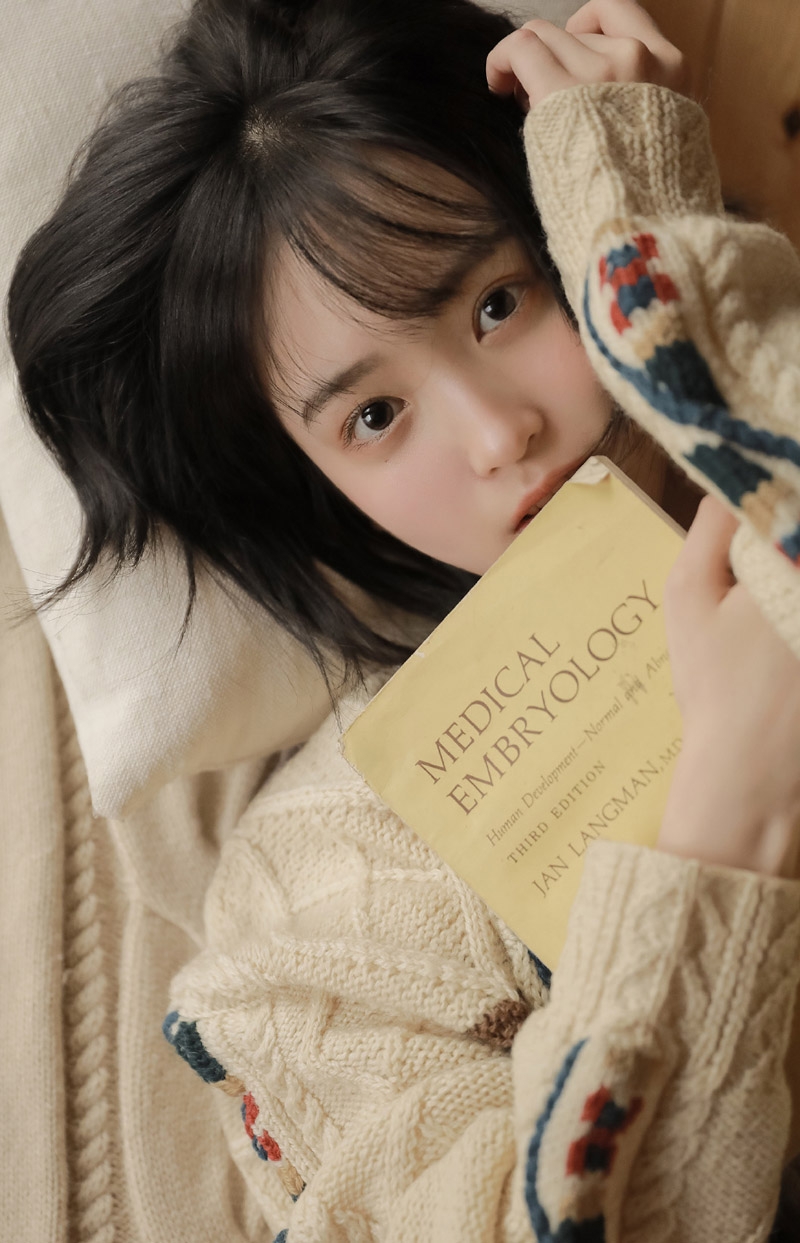 短发妹子漂亮脸蛋室内个人写真
