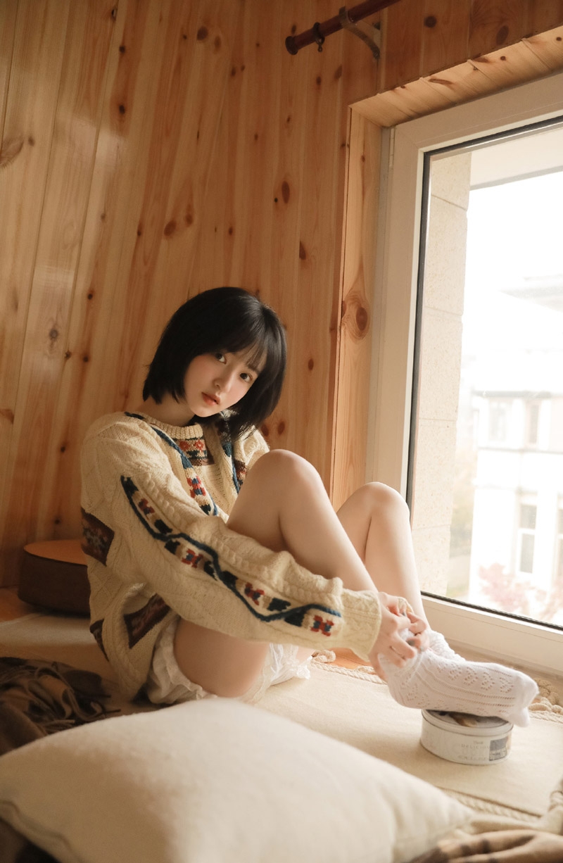 短发妹子漂亮脸蛋室内个人写真