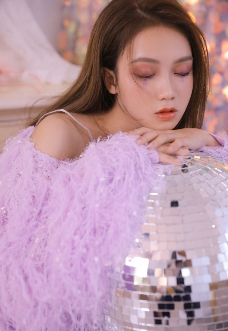 美女御姐小露香肩室内个人写真