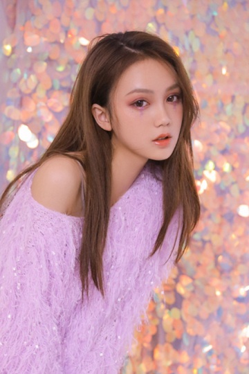 美女御姐小露香肩室内个人写真