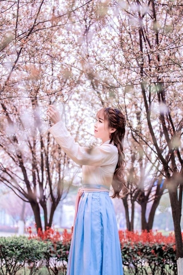 汉服美女桃花树下清新脱俗写真