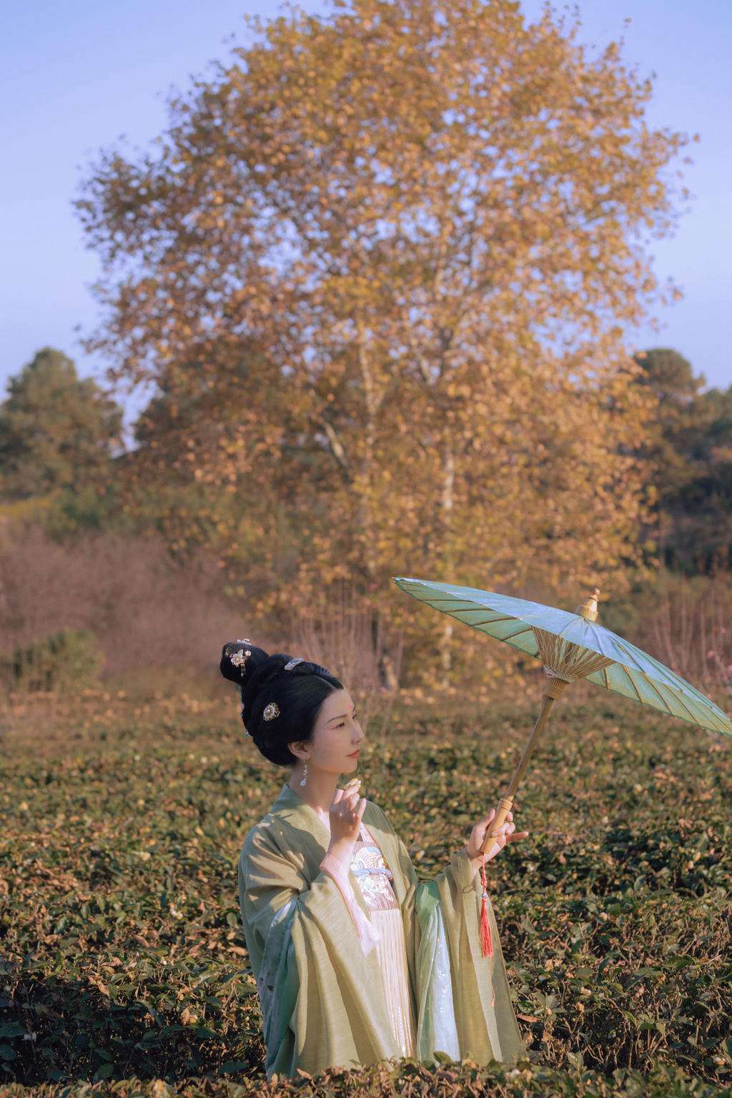 撑着油纸伞的汉服美女古风摄影