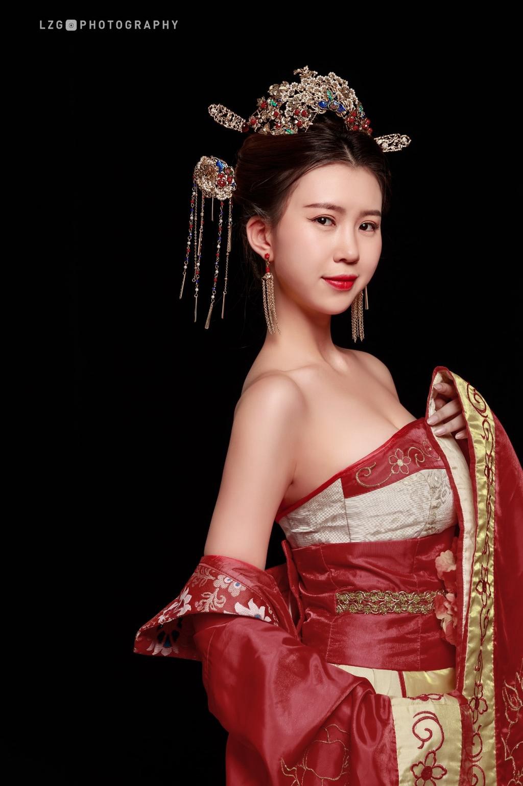 古装美女小露香肩风情万种图片