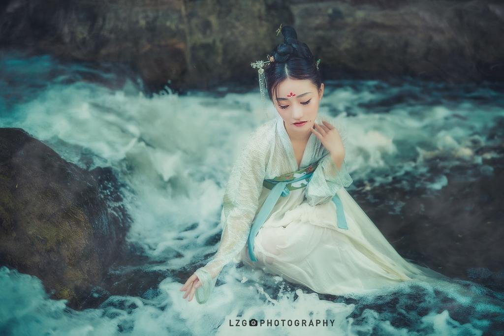 古装美女漫步花海回眸浅笑图片