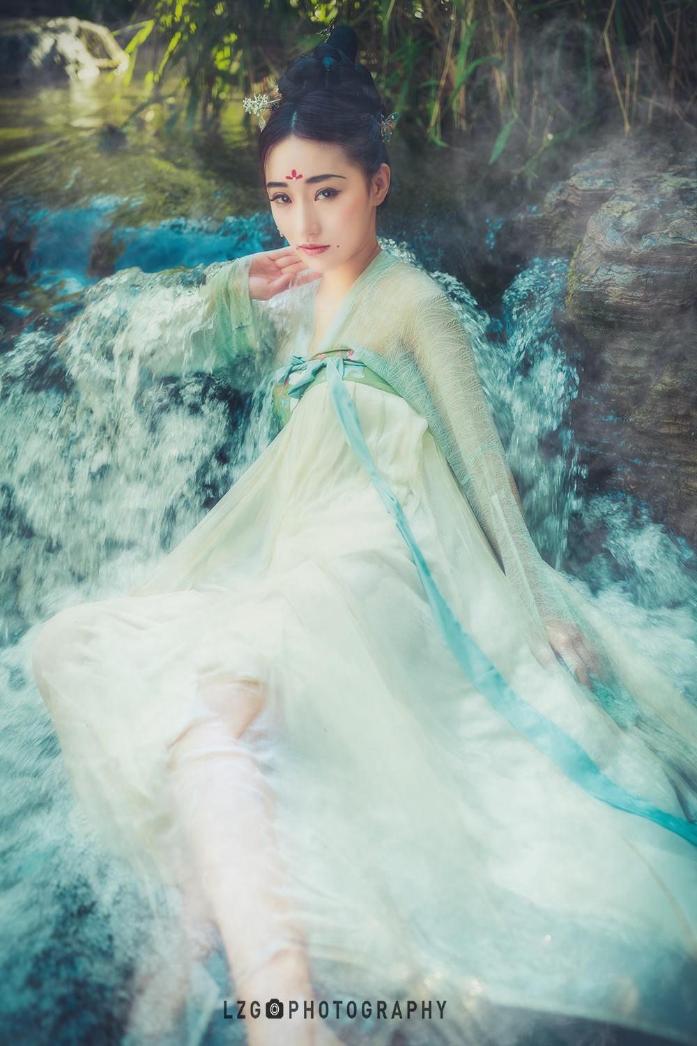 古装美女漫步花海回眸浅笑图片