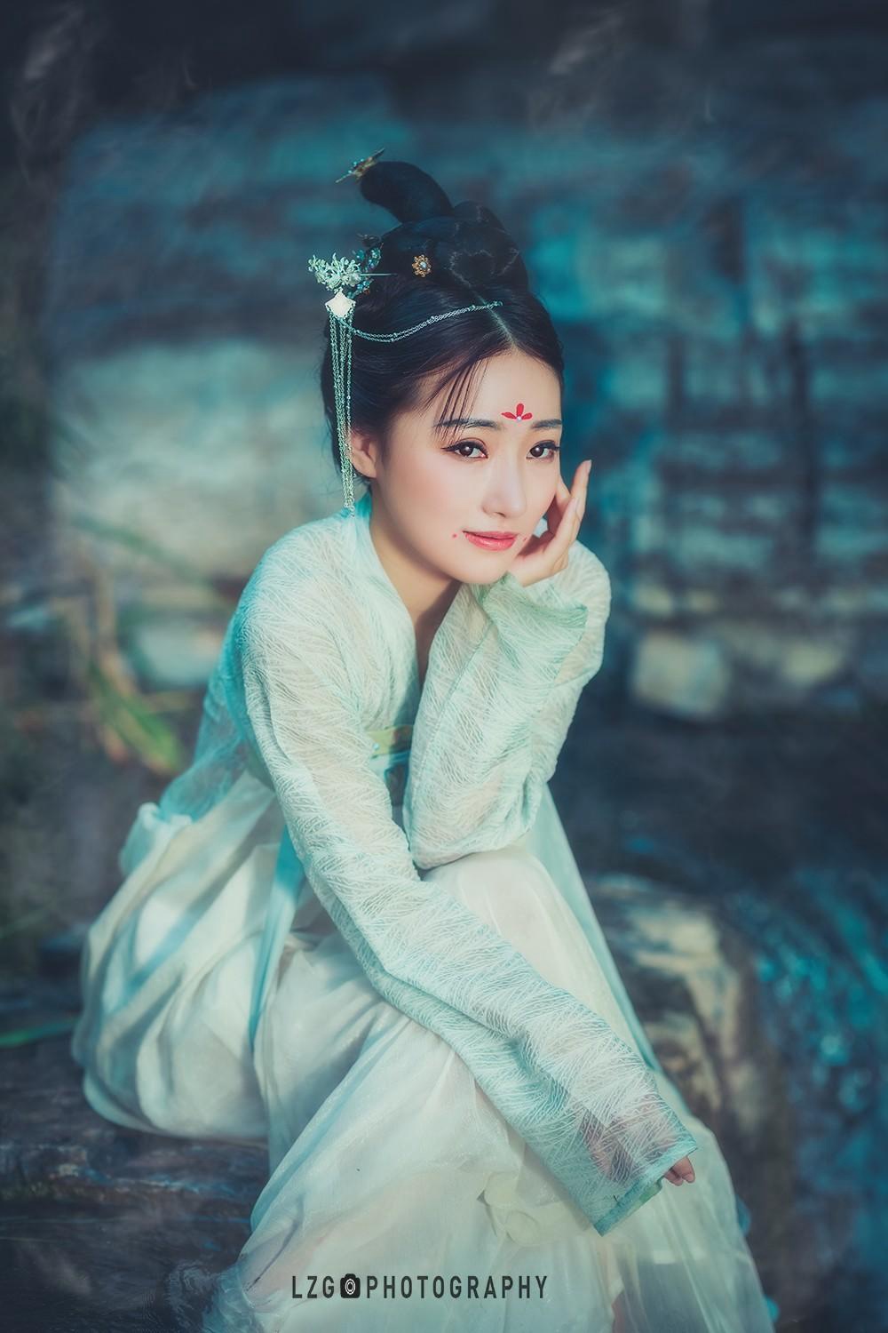 古装美女漫步花海回眸浅笑图片