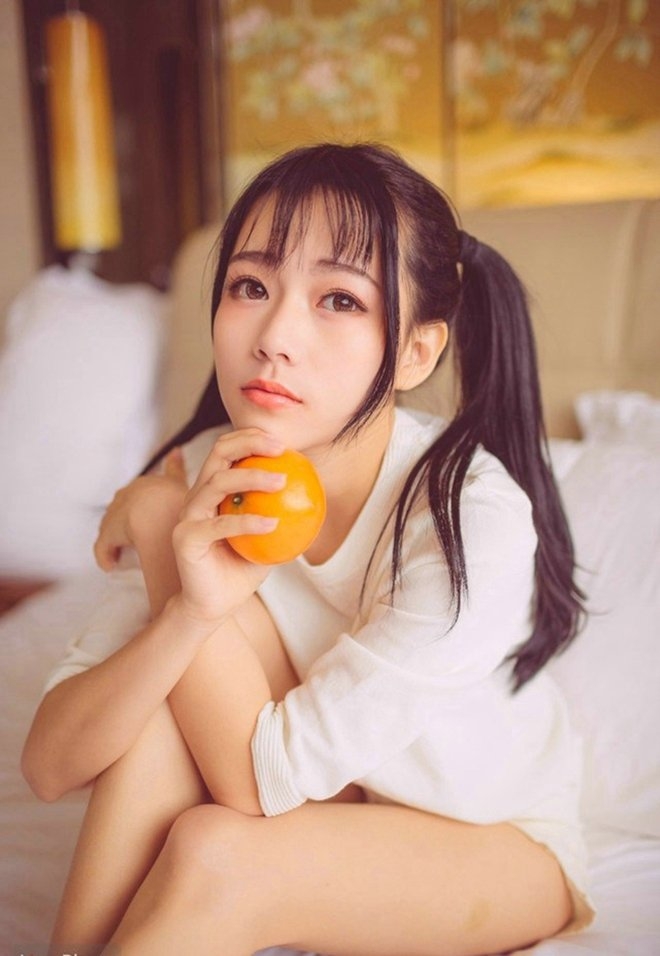 白筒袜双马尾女学生长腿迷人人体写真