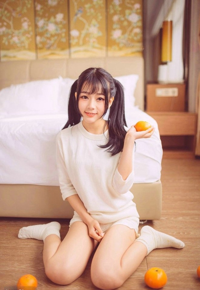 白筒袜双马尾女学生长腿迷人人体写真