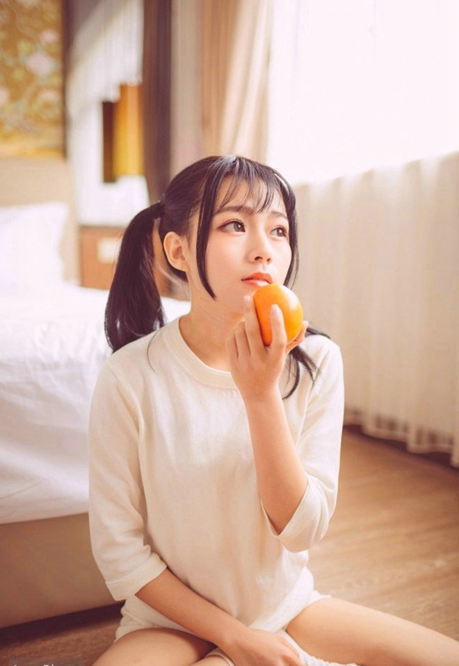 白筒袜双马尾女学生长腿迷人人体写真
