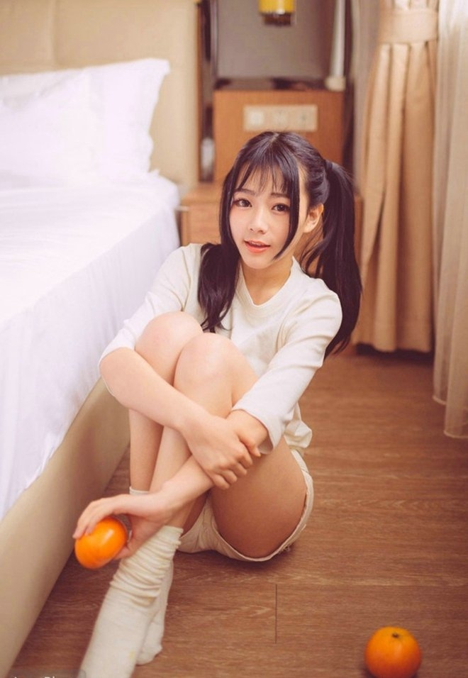 白筒袜双马尾女学生长腿迷人人体写真
