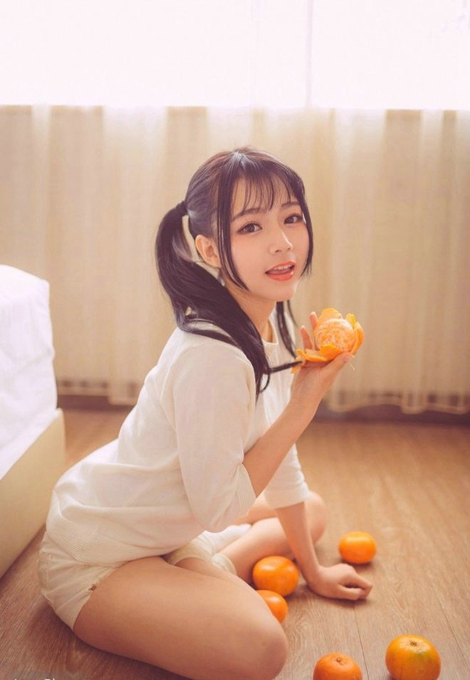 白筒袜双马尾女学生长腿迷人人体写真
