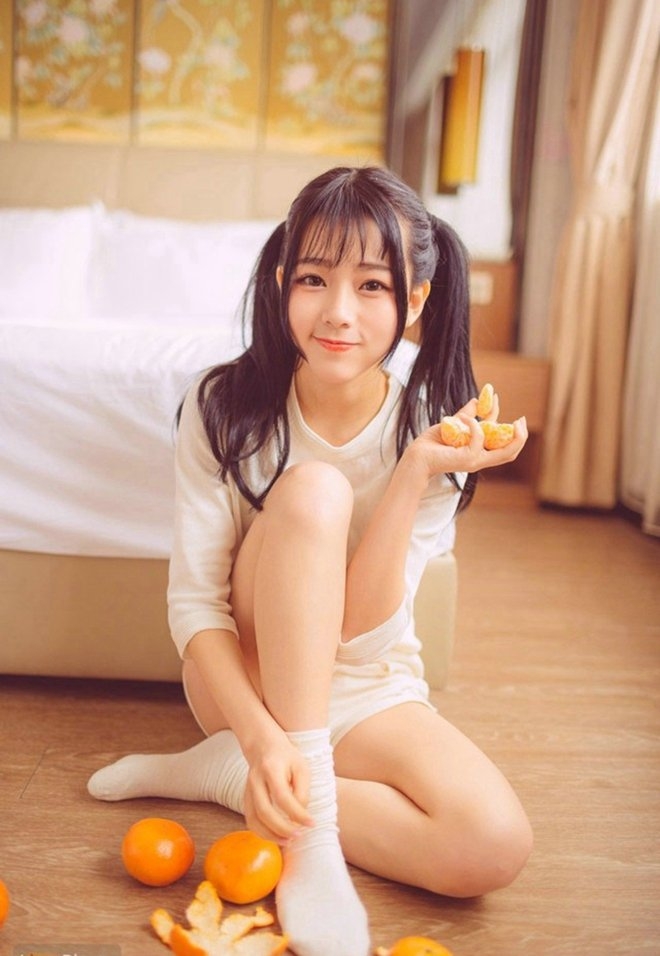 白筒袜双马尾女学生长腿迷人人体写真