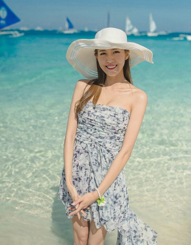 吊带小姐姐性感蜜桃臀人体之美