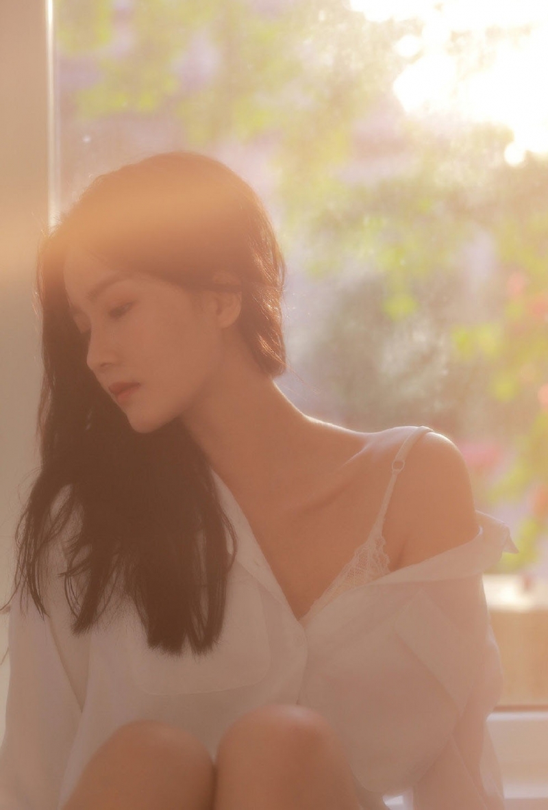 迷人美女小露香肩人体之美写真