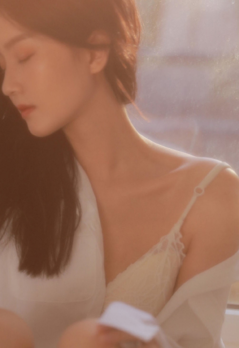 迷人美女小露香肩人体之美写真