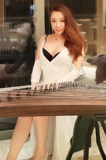 小蛮腰美女性感蜜桃臀大胆写真艺术照
