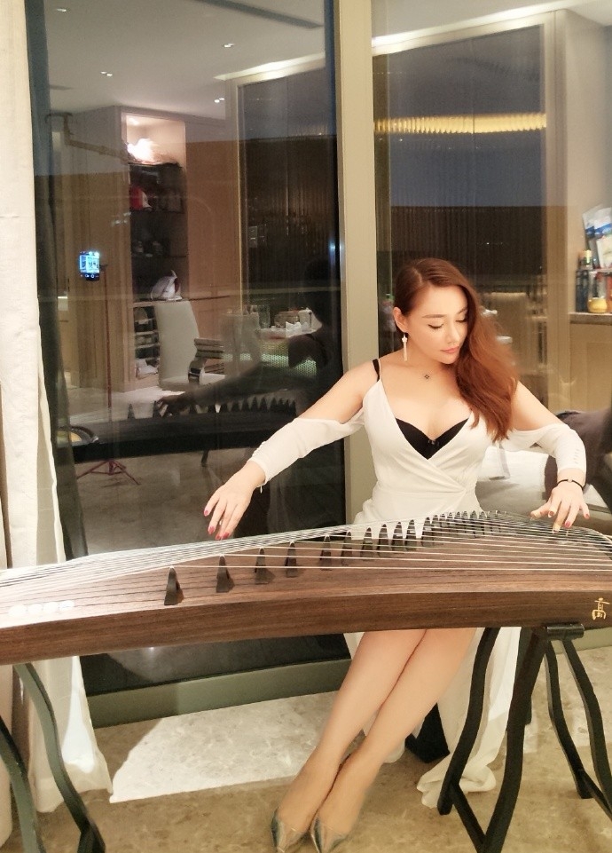 小蛮腰美女性感蜜桃臀大胆写真艺术照