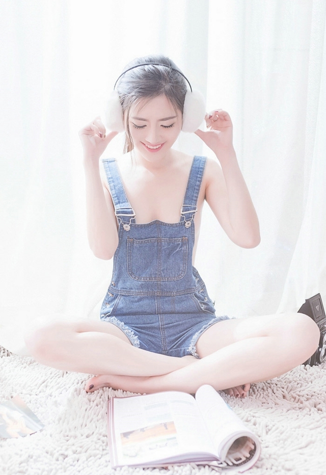 真空美女嫩模波涛胸涌人体之美
