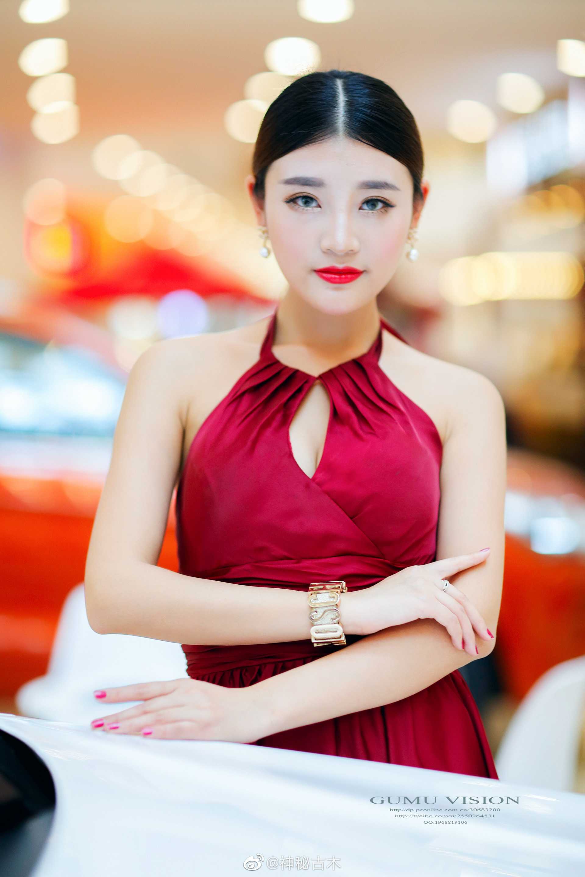 红唇雪肤美女车模小露香肩写真