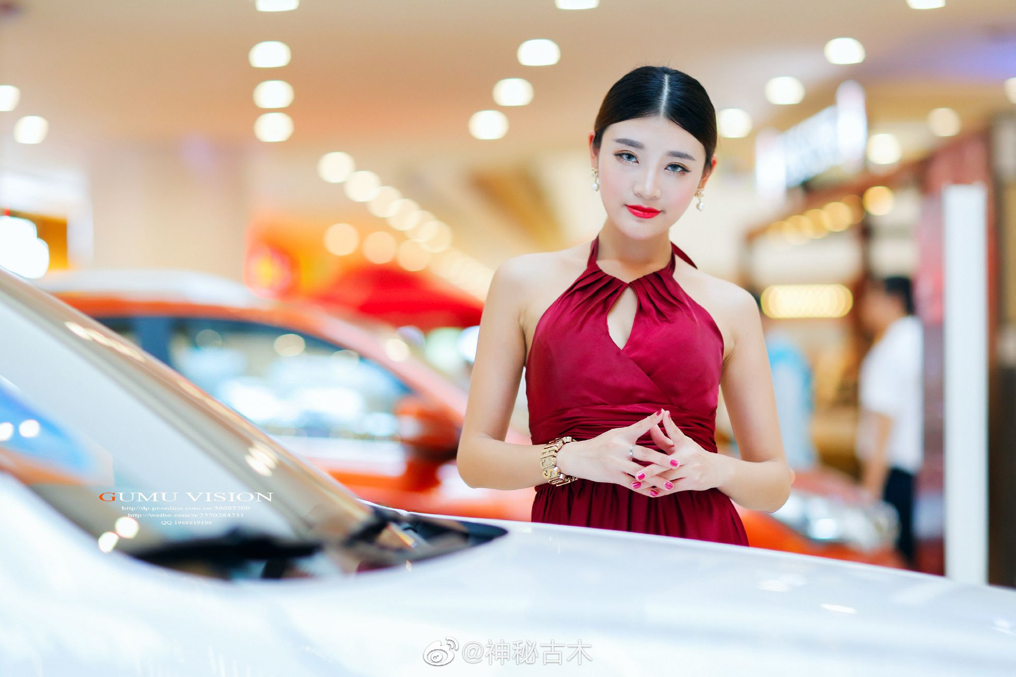 红唇雪肤美女车模小露香肩写真
