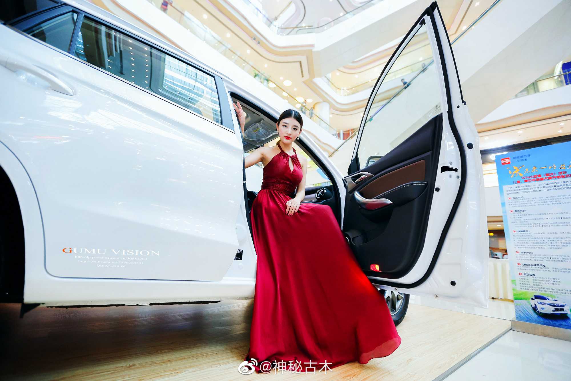红唇雪肤美女车模小露香肩写真