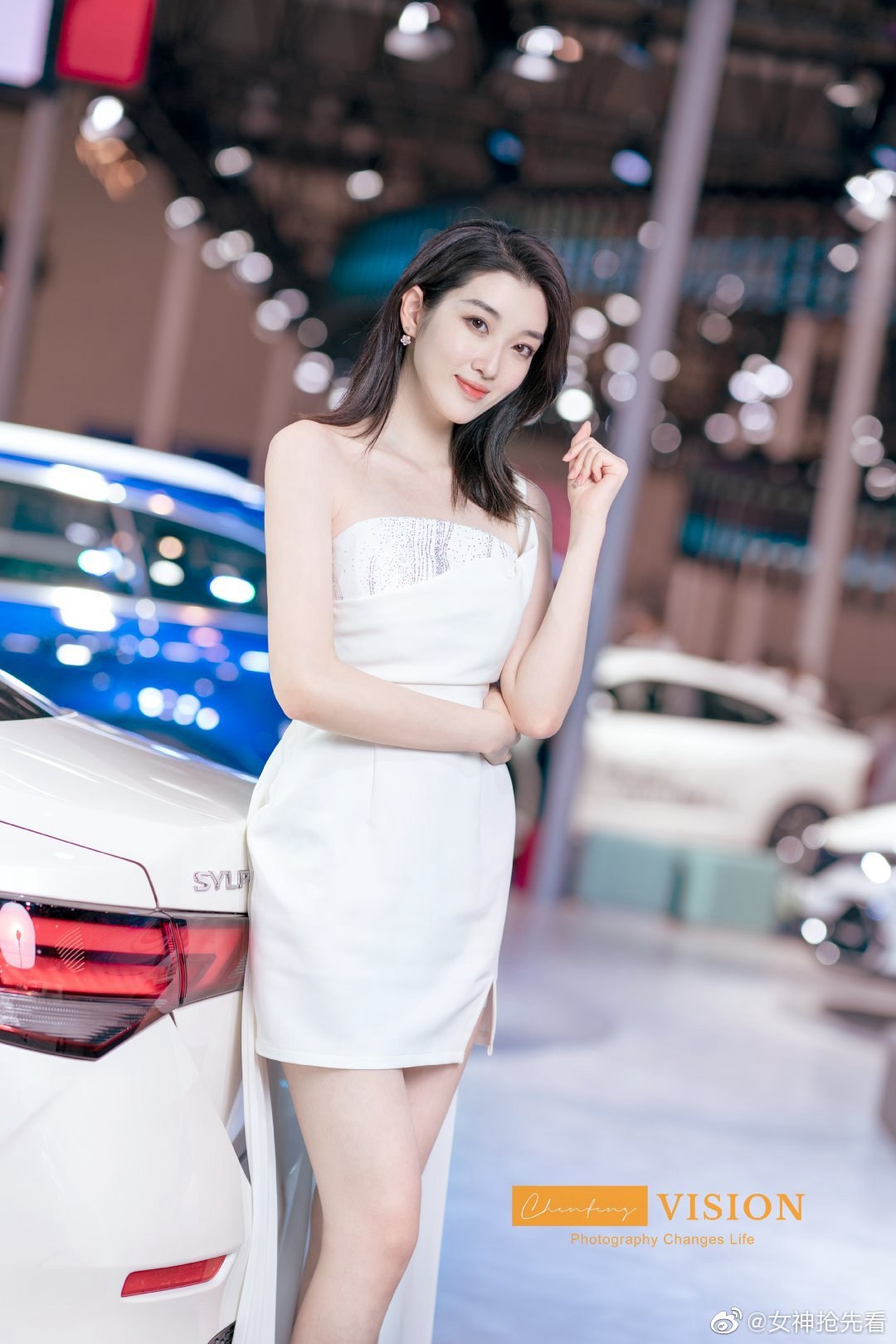 美女车模抹胸短裙香肩美腿私拍