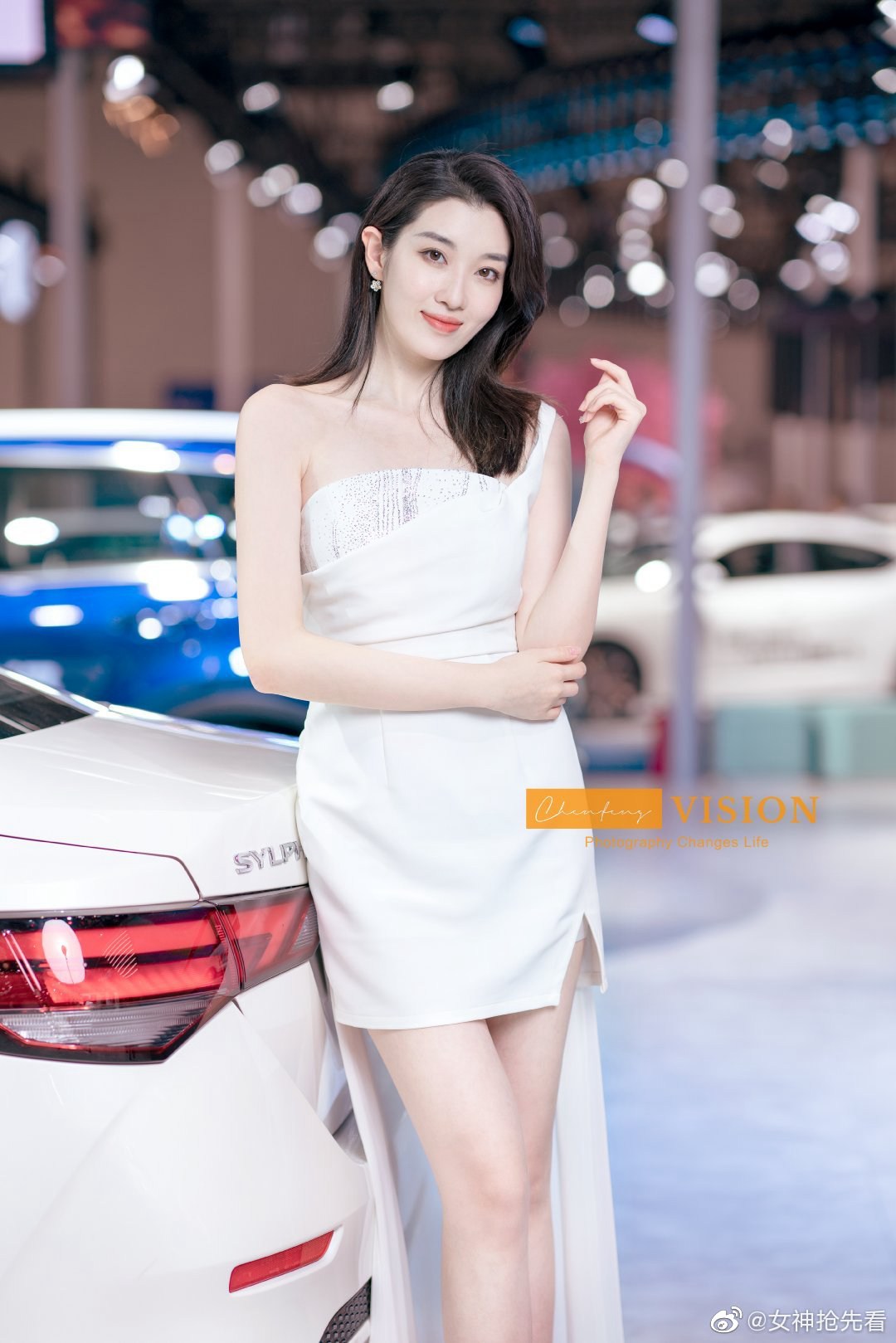 美女车模抹胸短裙香肩美腿私拍