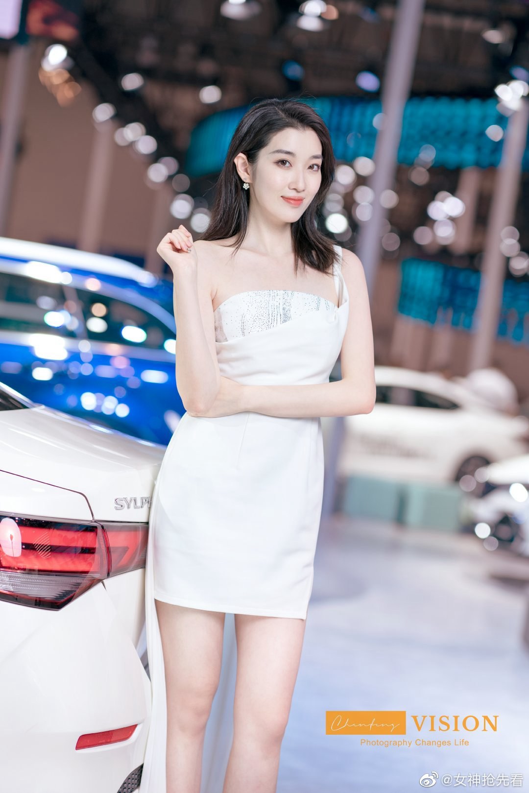 美女车模抹胸短裙香肩美腿私拍