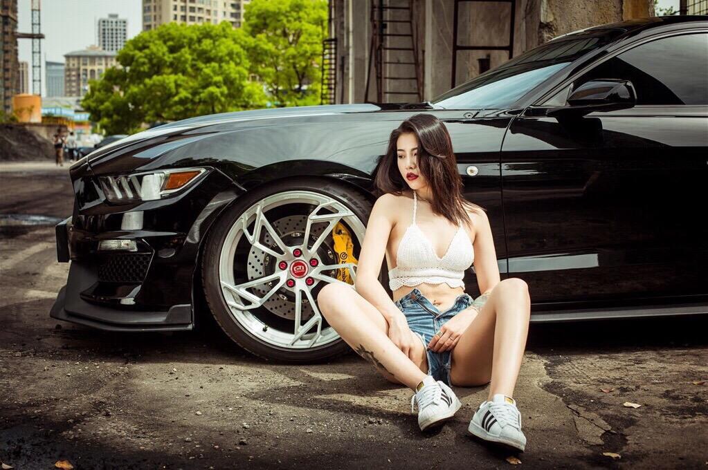 前凸后翘美女车模细腰美腿私拍