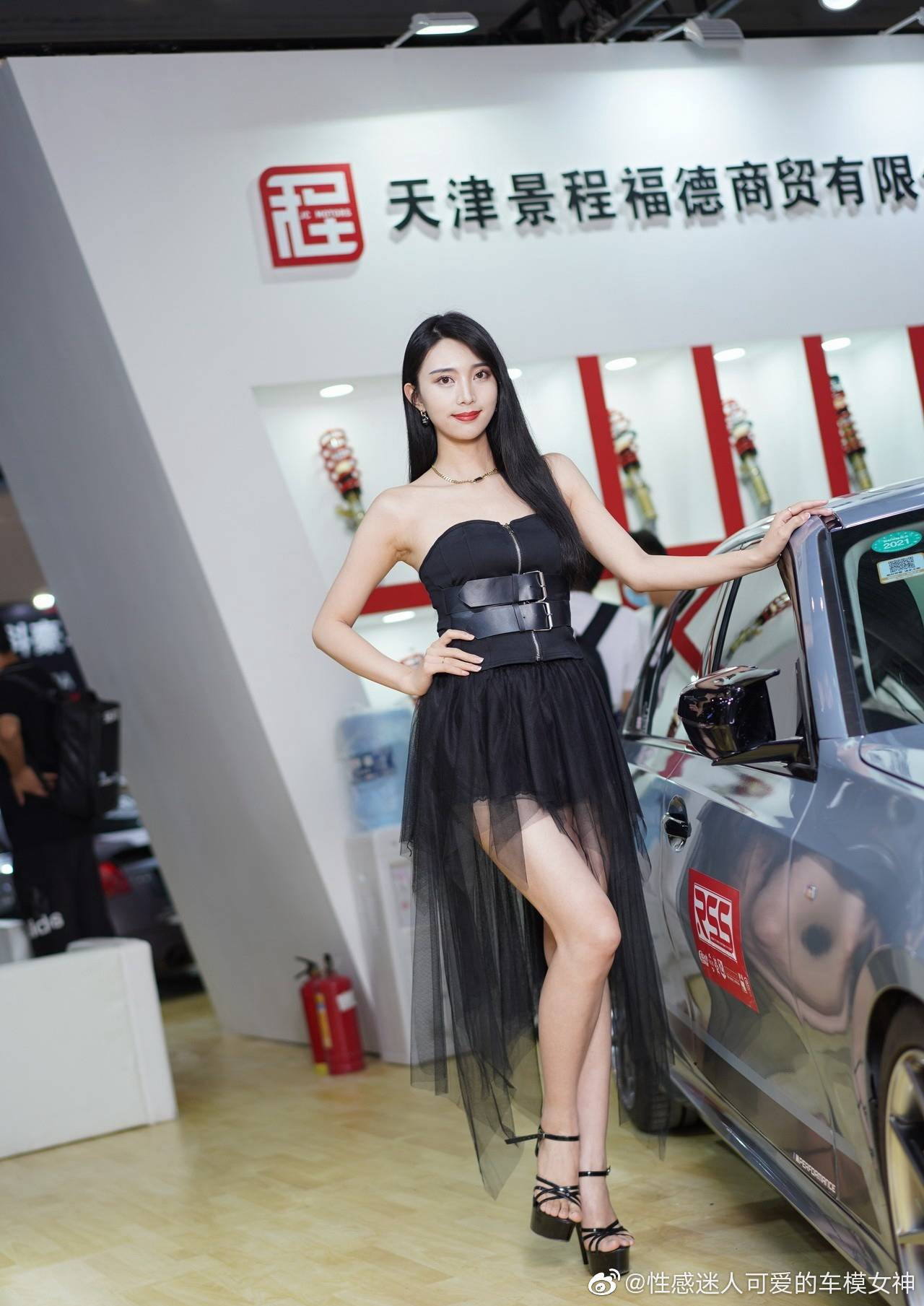 美女车模超短裙高跟鞋魅力写真