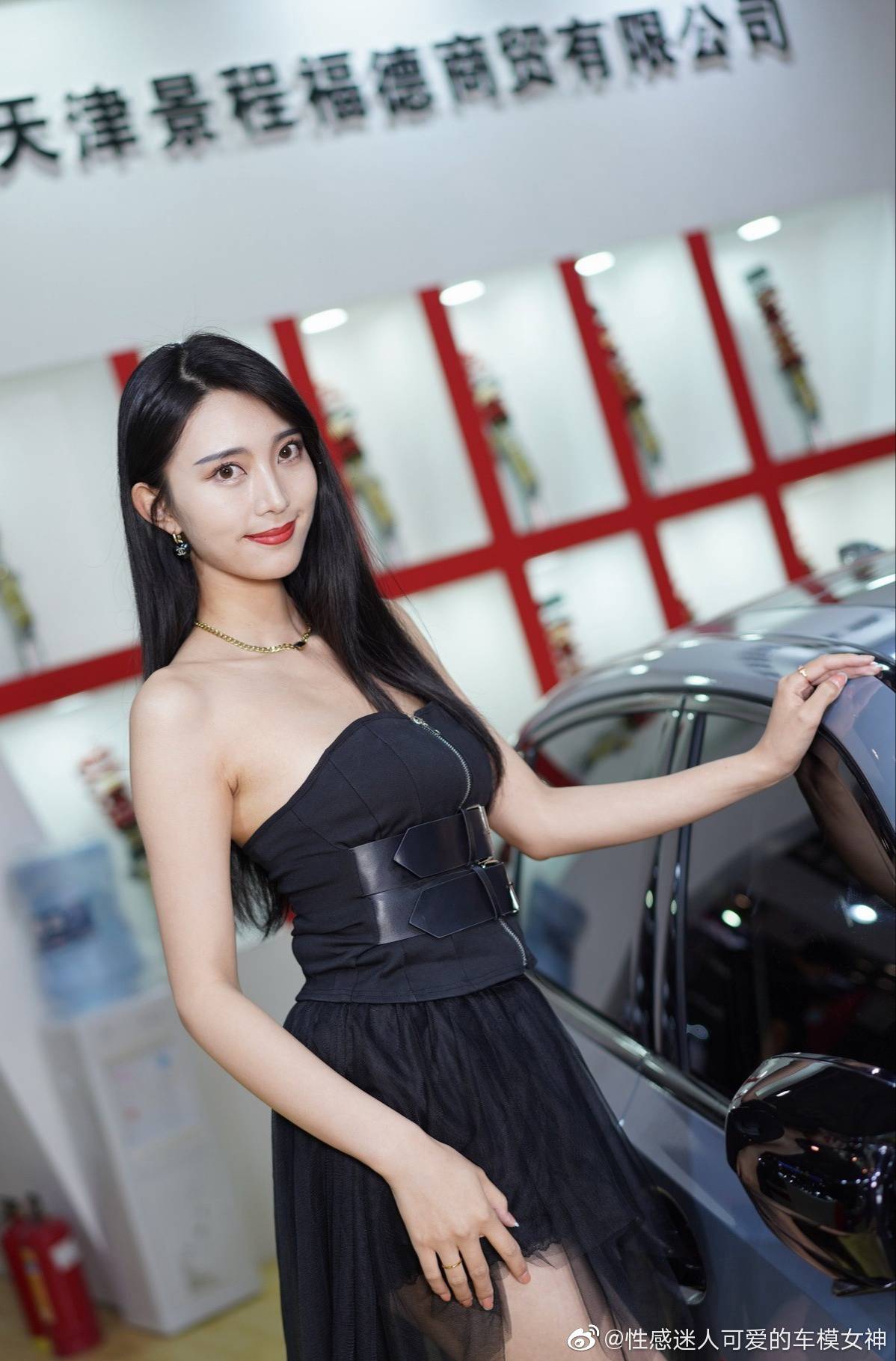 美女车模超短裙高跟鞋魅力写真