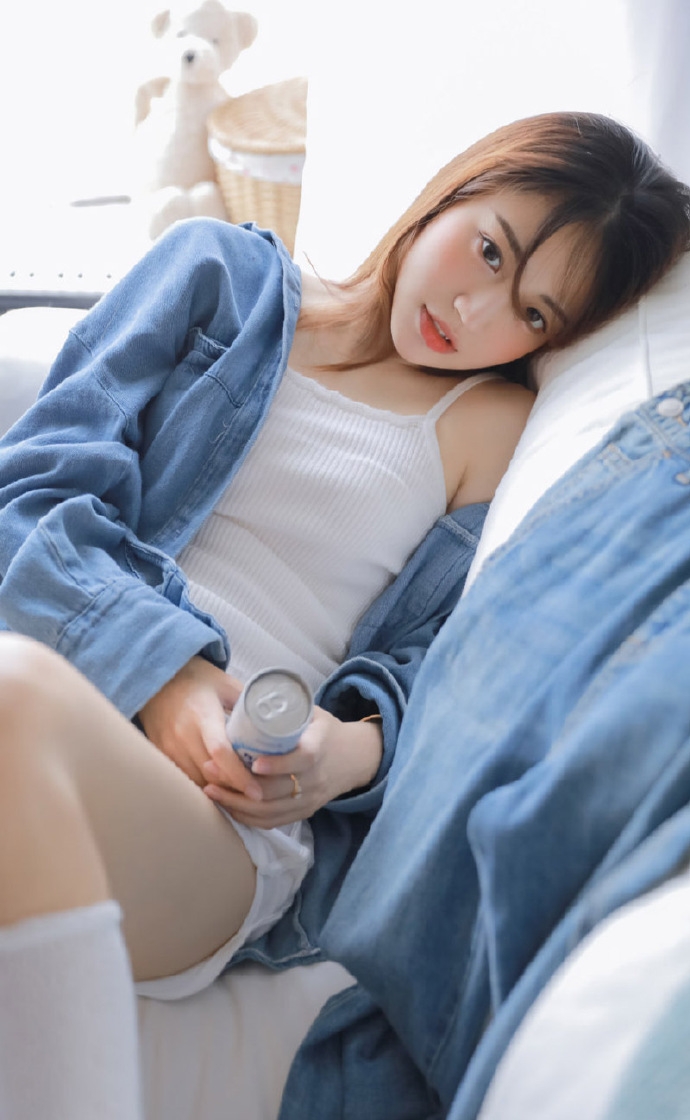 短裤美女吊带香肩白丝美腿图片