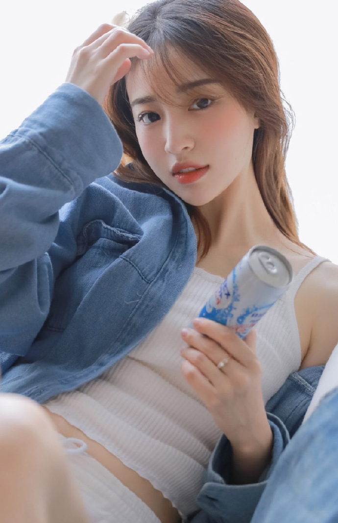 短裤美女吊带香肩白丝美腿图片