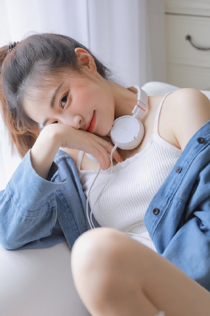 短裤美女吊带香肩白丝美腿图片
