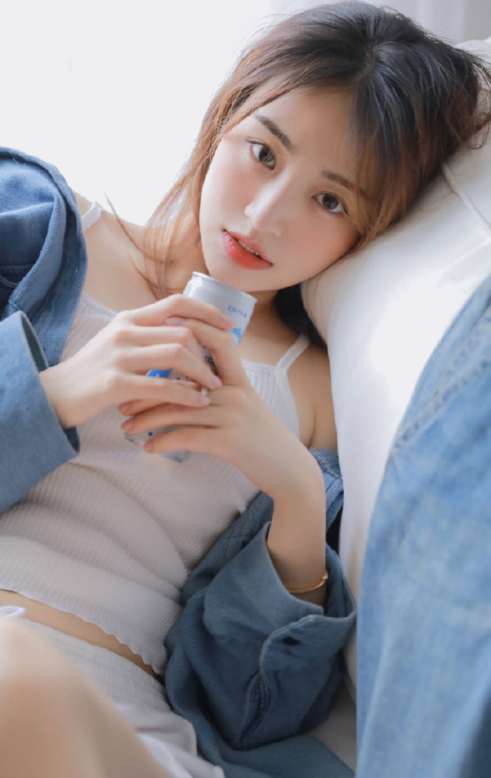 短裤美女吊带香肩白丝美腿图片
